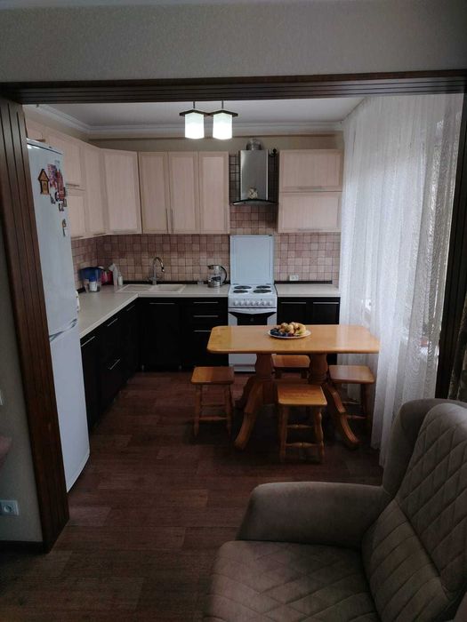 Продам 4-х комн.район Пристани,2/5 эт..