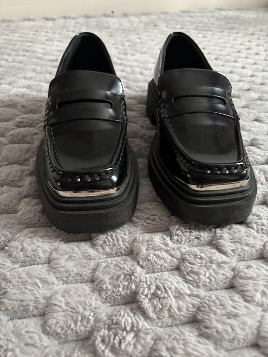 Черни лачени лоуфъри Steve Madden