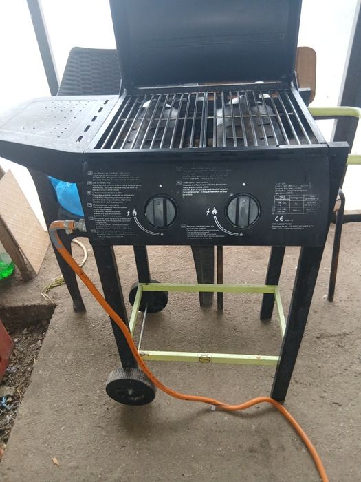 Vând gratar pe gaz!
