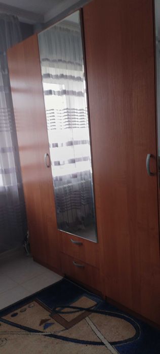 Продам шкафы двух дверные с зеркалом