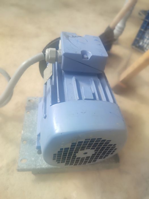 Motor electric trifazic