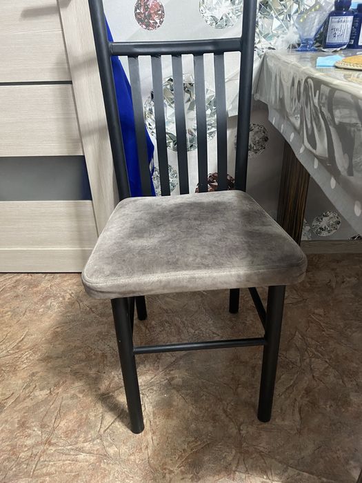 Продам четыре стула