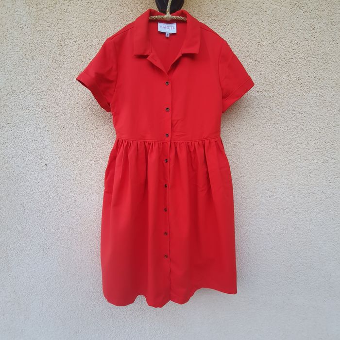 Червена рокля с копчета размер М