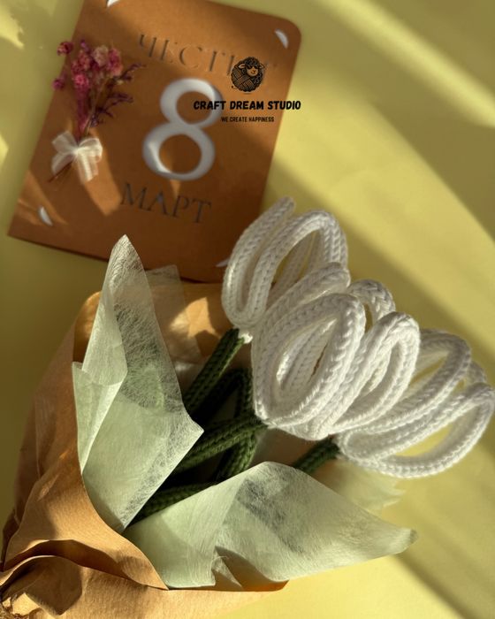 Букет лалета + картичка - подарък за осми март