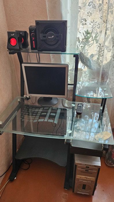 Стол письменный стеклянный