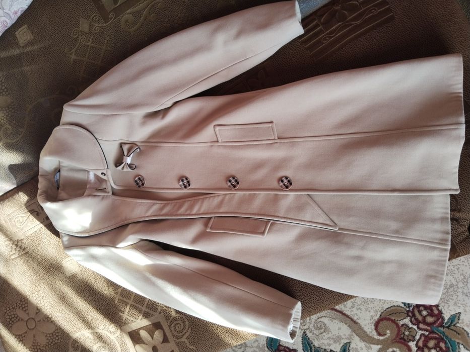 Пальто женское и джинсы