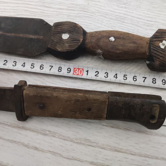 Продават се двата за една цена