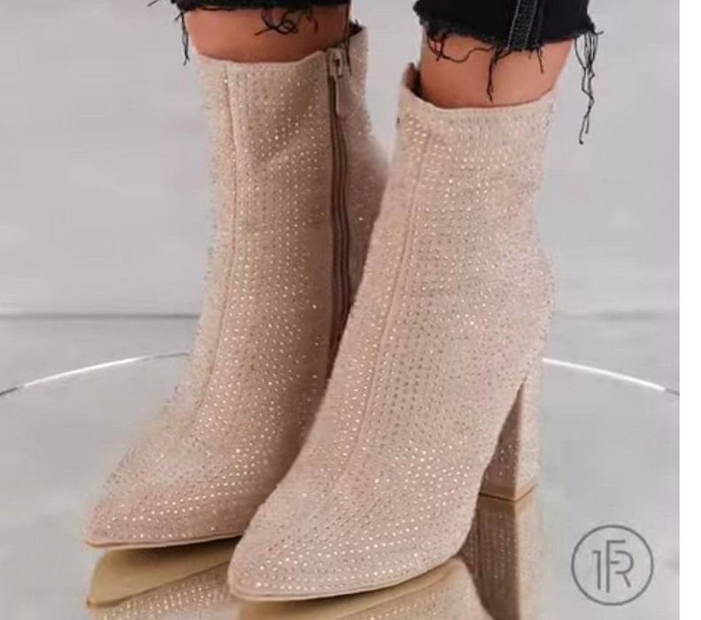 Botine cu pietricele