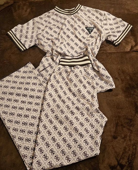 Спортно елегантен комплект Guess