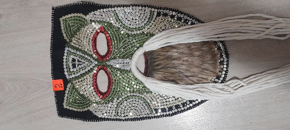 Кукерски маски с пайети