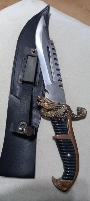 Голям и много красив нож с калъф и  брус за точене тип Рамбо