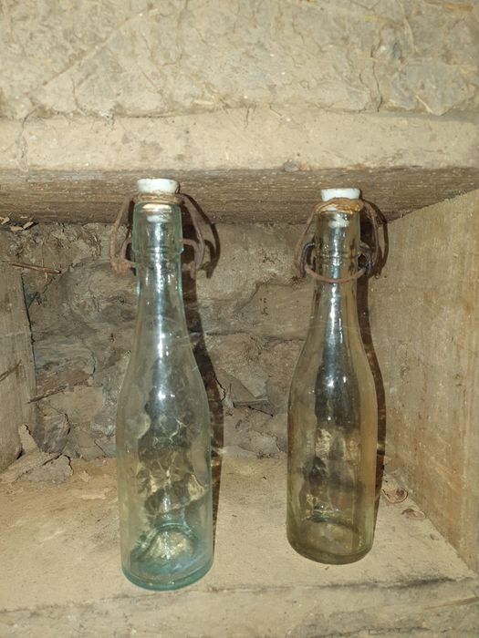 Две стари шишета