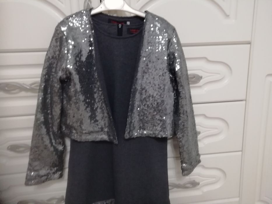 Продам на девочку платья