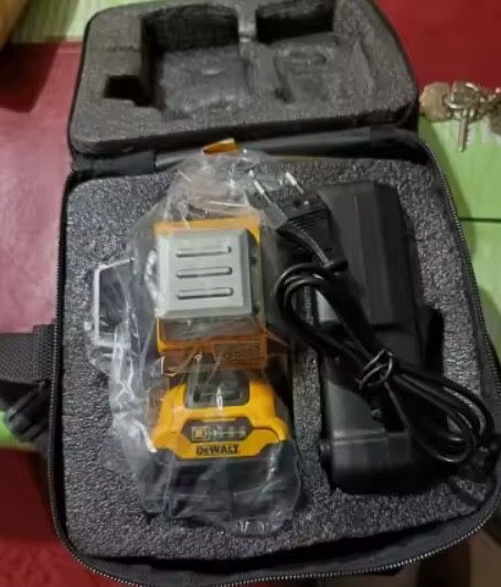 Dewalt laser + Acumulator si Incarcator