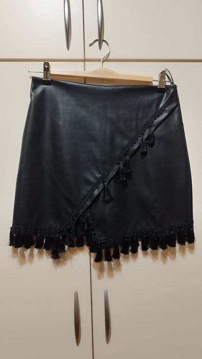 Къса черна пола от еко кожа