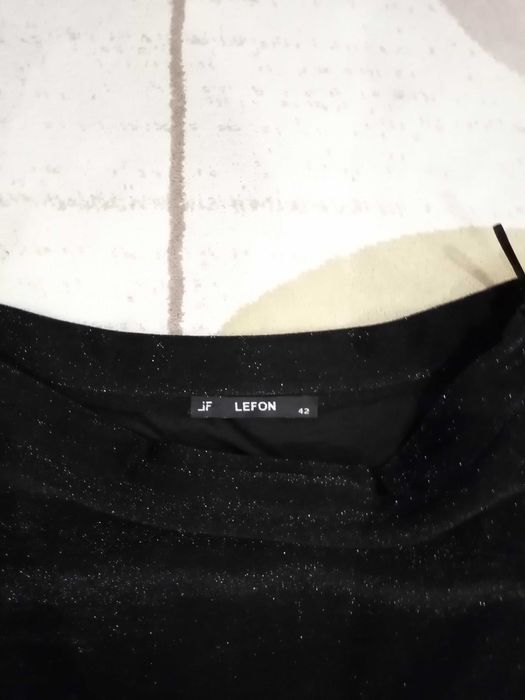 Дамска пола с лек блясък