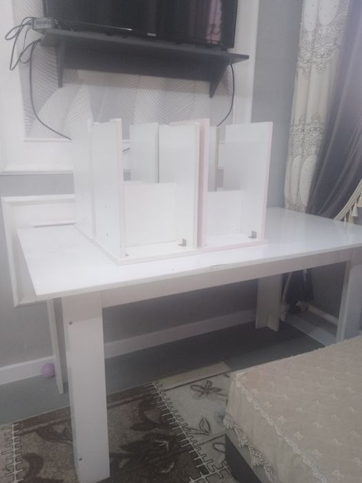 Стол төрт табуреткасымен сатылады.Б/у