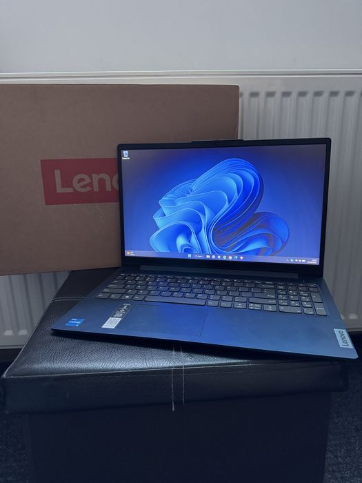 Laptop Lenovo IdeaPad Slim 3 15IAH8, i5 12th Gen, SSD 1TB M2, 8 GB Ram DDR5 Impecabil ca nou baterie 100%, factura + garantie