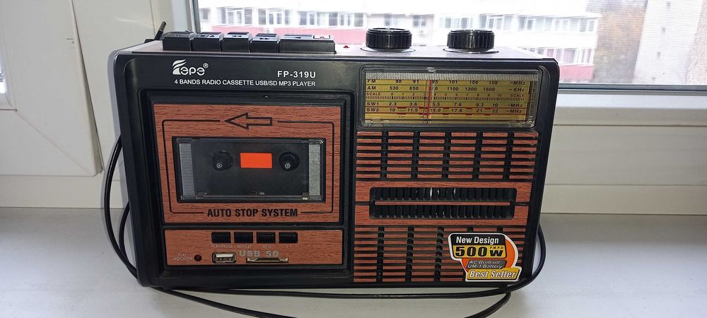 Radio casetofon nou pentru nostalgici