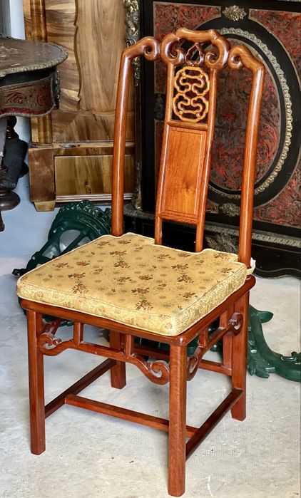 Masă din lemn masiv cu 4 scaune, stil asiatic, foarte elegantă și bine întreținută