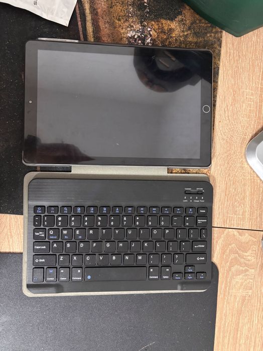 Vând tabletă cu tastatură și husa