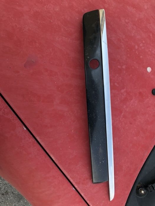 Лайсна дясна ауди а8 парктроник предна броня хром d3 д3