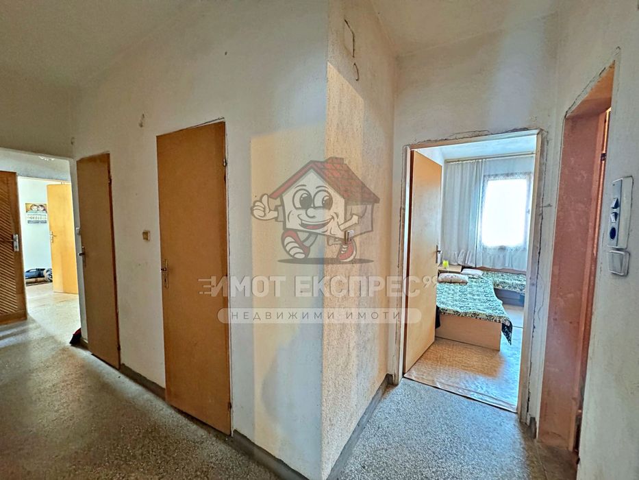 Етаж от къща, мансарден апартамент и гараж, Централна градска част