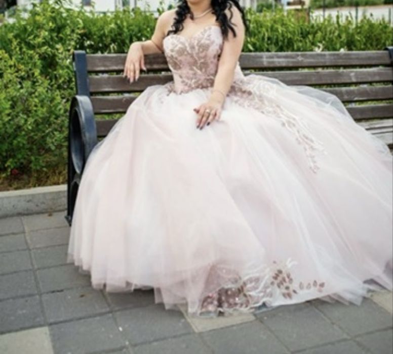 Бална рокля- цвят пудра с корсет