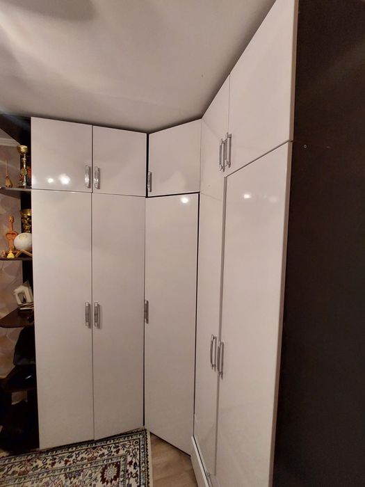 Угловой шкаф. Өте үлкен, сыйымды.