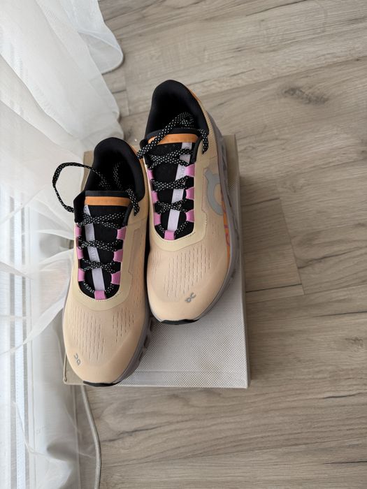 Женские кроссовки бренда ON