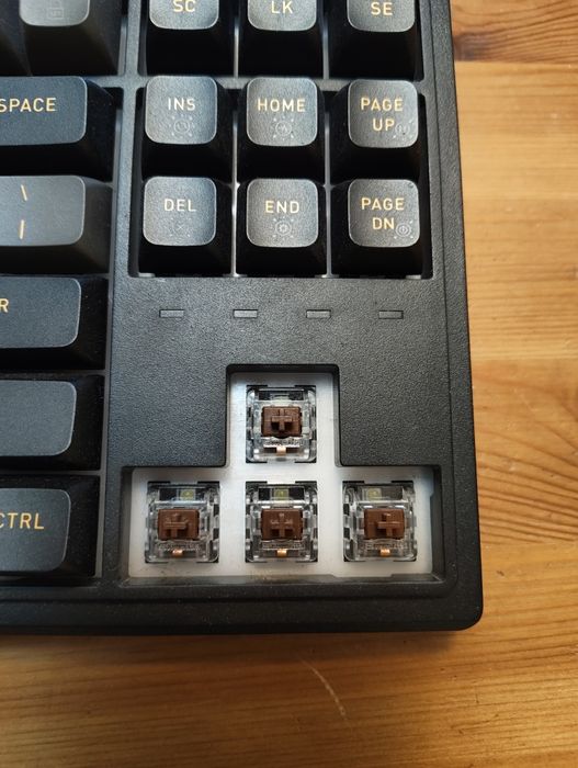 Vând tastatură mecanică hexgears m3 kailh brown + set pudding keycaps
