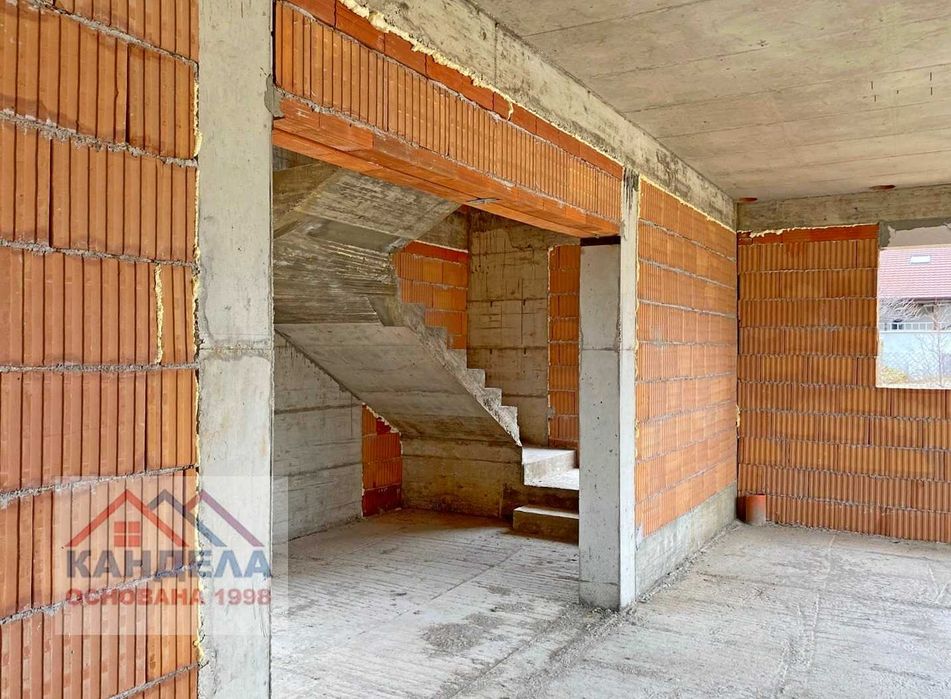 Бутикова двуетажна къща, с Акт 14