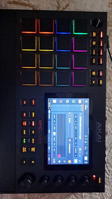 AKAI MPC LIVE 2 ideal holatda
