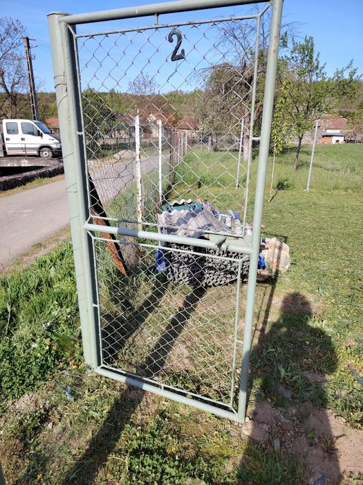Poarta fier dubla și ușa