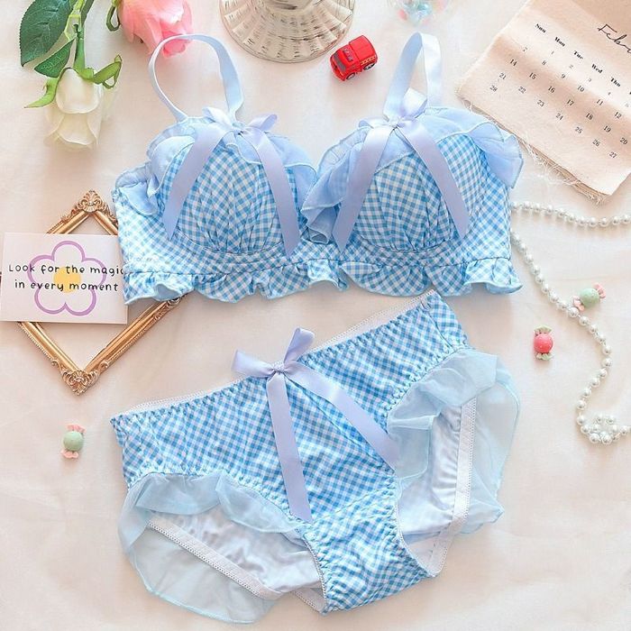 Rus kattalar ayollar ishtirokida porno.