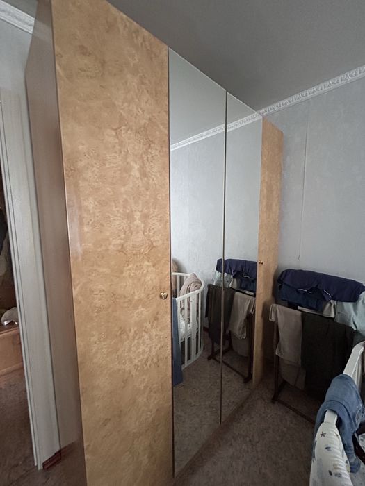 Продам кровать шкаф и 2 тумбочки