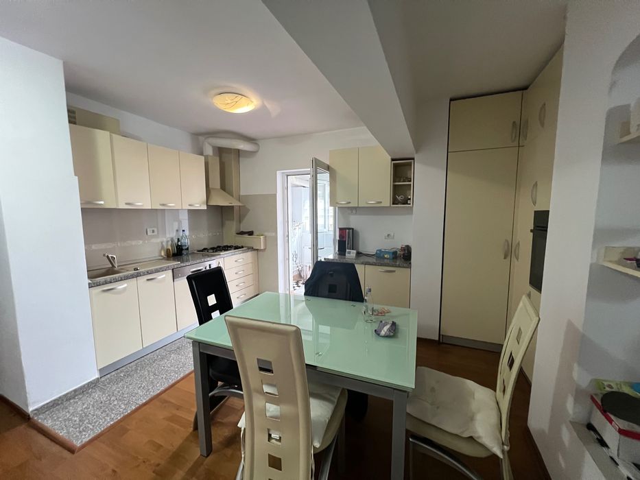 Închiriez apartament str Dorobantilor 78