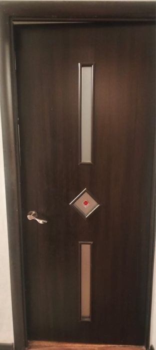 Прихожая 5 стулев и межкомнатные двери