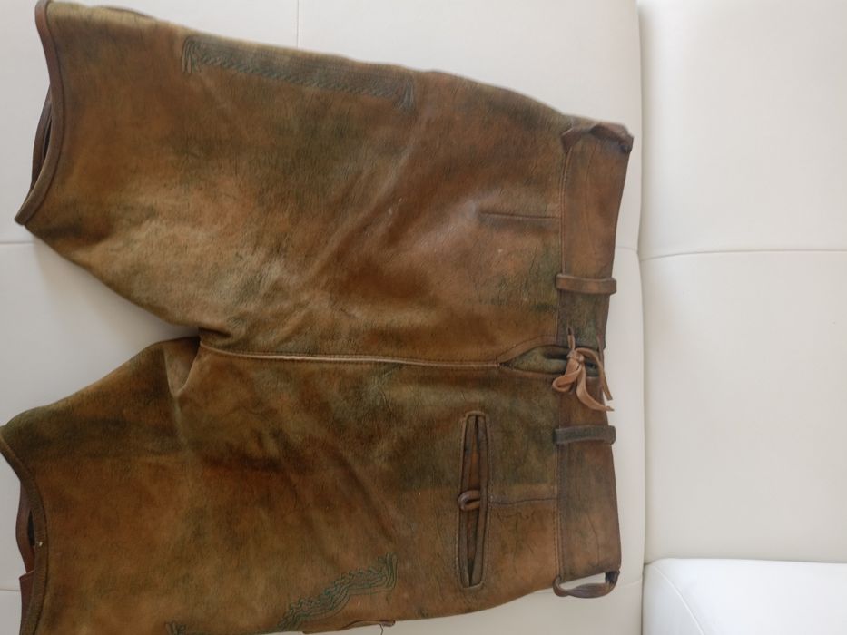 Vând pantaloni tradiționali germani din piele naturala model deosebit.