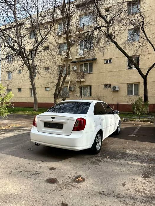 Checrolet Lacetti 2-poz 
2009 yil 580 000 km 
Metan 100tali balon 
4ta