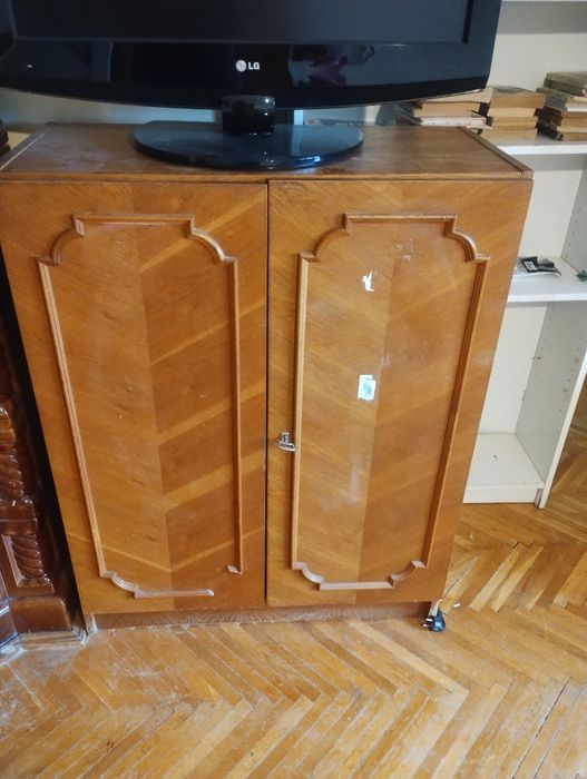 Mobila dormitor: pat cu saltea 140x200, 2 dulapuri mari, un dulap mic, o bibliotecă