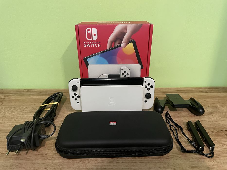Nintendo Switch Oled cu husă și card 256 Gb