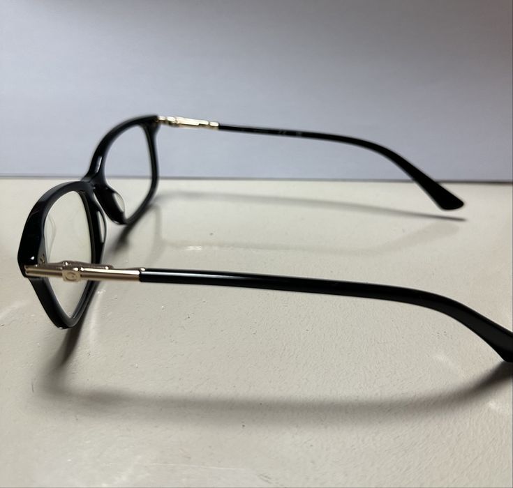 Vand ochelari cu protectie guess noi. Au toc din piele . Excenlenti pentru calculator sau telefon .