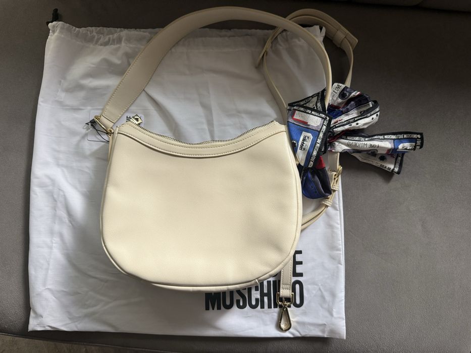 Чисто нова дамска чанта Love Moschino JC4222PP08KD екрю, оригинална.