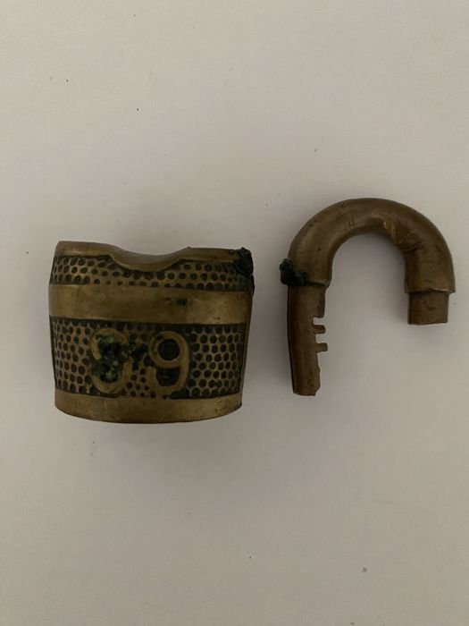 Часы , замок, пластинки.