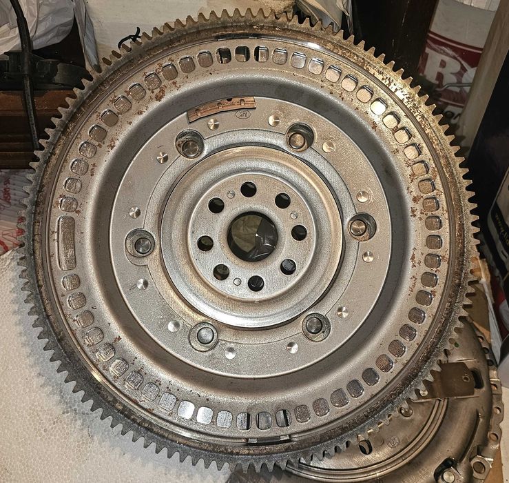 Съединител за форд чисто нов пълен комплект с маховик-Лукас - 800 лв.