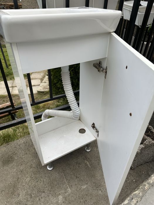 шкаф за баня с малка мивка