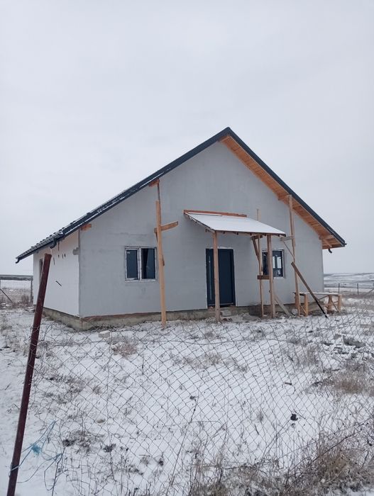 Casa la roșu de vânzare