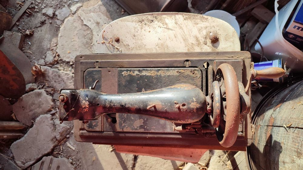 Антикварна ръчна машина за шиене.