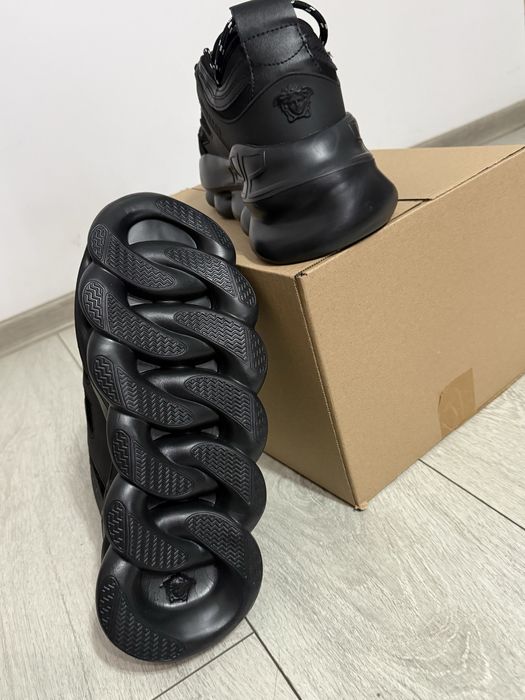 Versace chain reaction negri